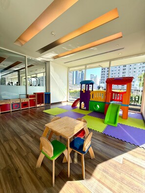Children’s area - Spacious Cozy 1BR Bathtub, Heart of Thonglor, 48sqm, Infinity Pool (Krung Thep Maha Nakhon)