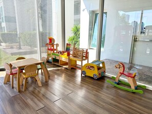 Children’s area - Spacious Cozy 1BR Bathtub, Heart of Thonglor, 48sqm, Infinity Pool (Krung Thep Maha Nakhon)