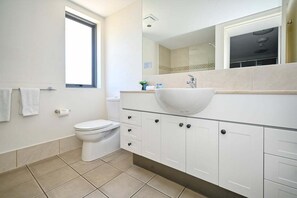 Sèche-cheveux, serviettes fournies, savon, shampoing
