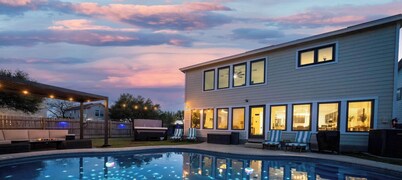 Georgian 5BR Retreat Heat / Chilled Pool + Hot Tub