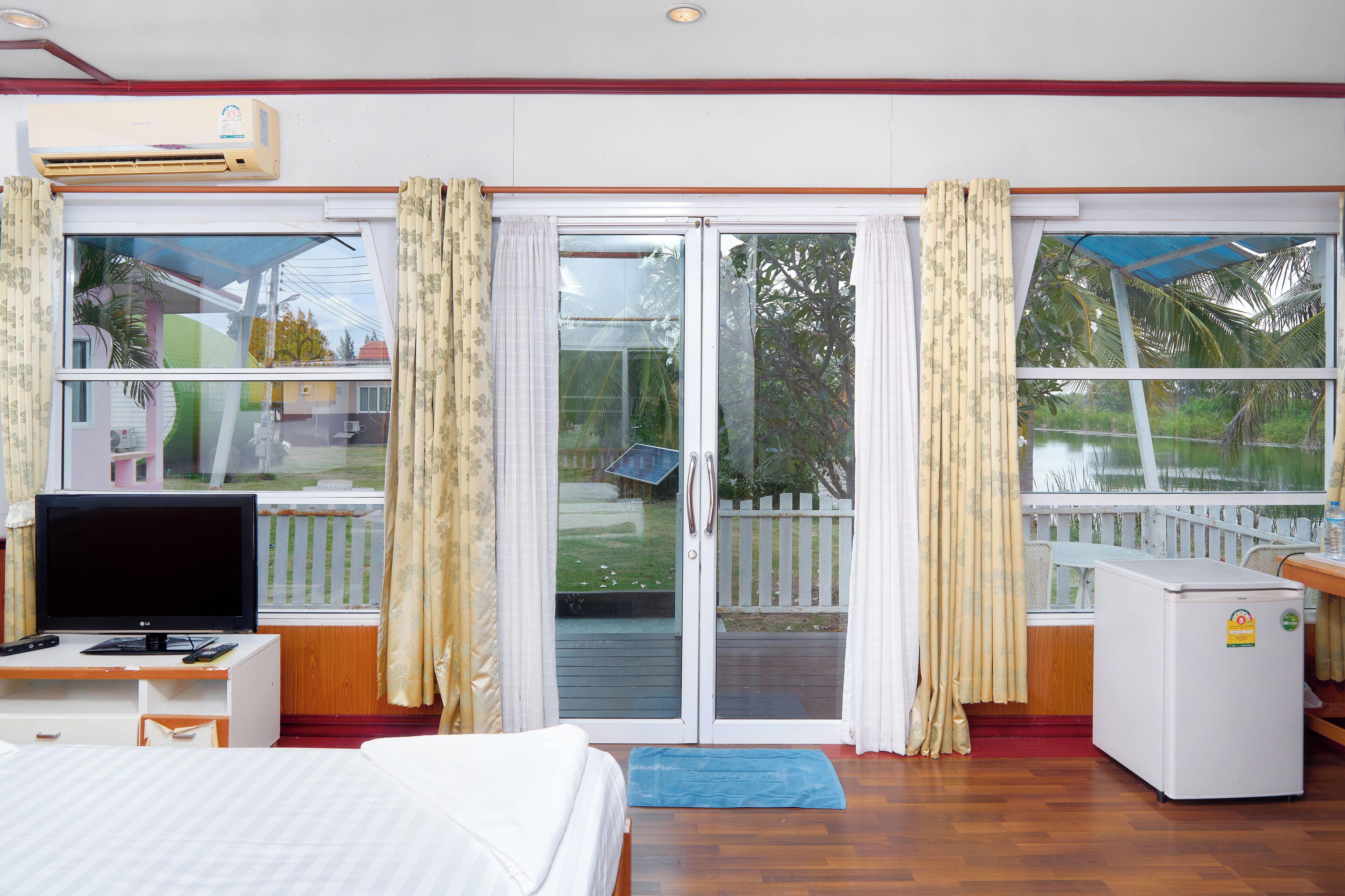 بديكورات فريدة لكل غرفة وطراز فريد لكل وحدة وأسرّة قابلة للطي