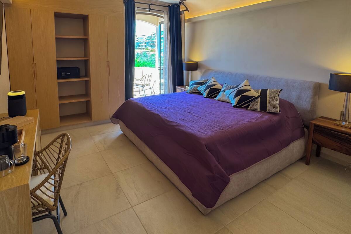 Junior-Suite (Suite Pluton) | Hochwertige Bettwaren, Minibar, Zimmersafe, Bügeleisen/Bügelbrett