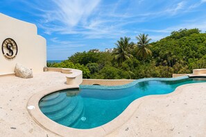 2 piscinas al aire libre, sombrillas