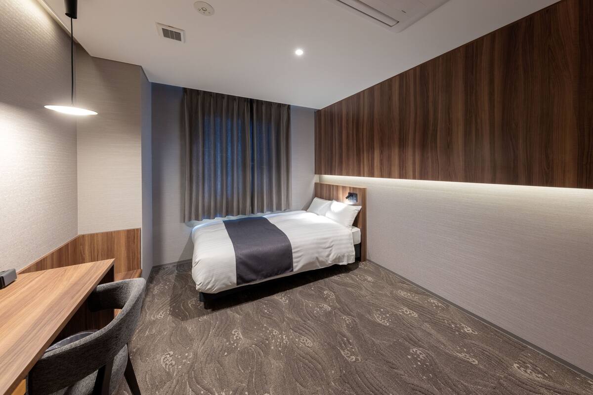 Skrivbord, arbetsyta för laptop, strykjärn/strykbräda och gratis wi-fi