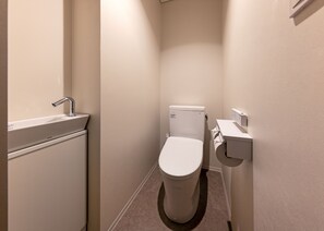 Design Double Room, Non Smoking | Bathroom | Combined shower/bathtub, free toiletries, hair dryer, slippers - THE STILL HOTEL (Ozu)