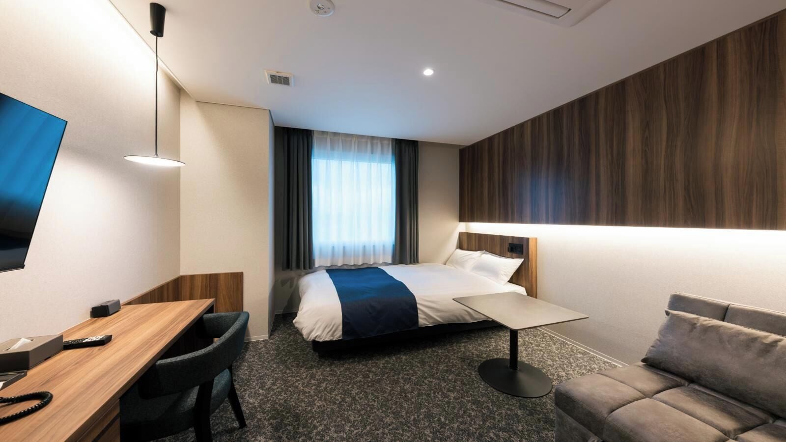 Escritorio y espacio para trabajar con laptop 