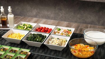 Uma mesa com diversos alimentos e acompanhamentos.