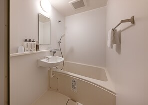 Duschwanne, kostenlose Toilettenartikel, Haartrockner, Hausschuhe