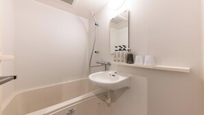 Bañera con ducha, artículos de tocador gratuitos, secador de pelo