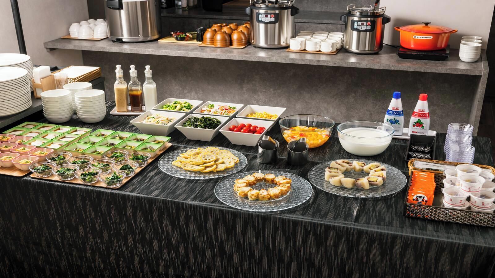 朝食 (コンチネンタル ブレックファスト)、毎日提供 (無料)