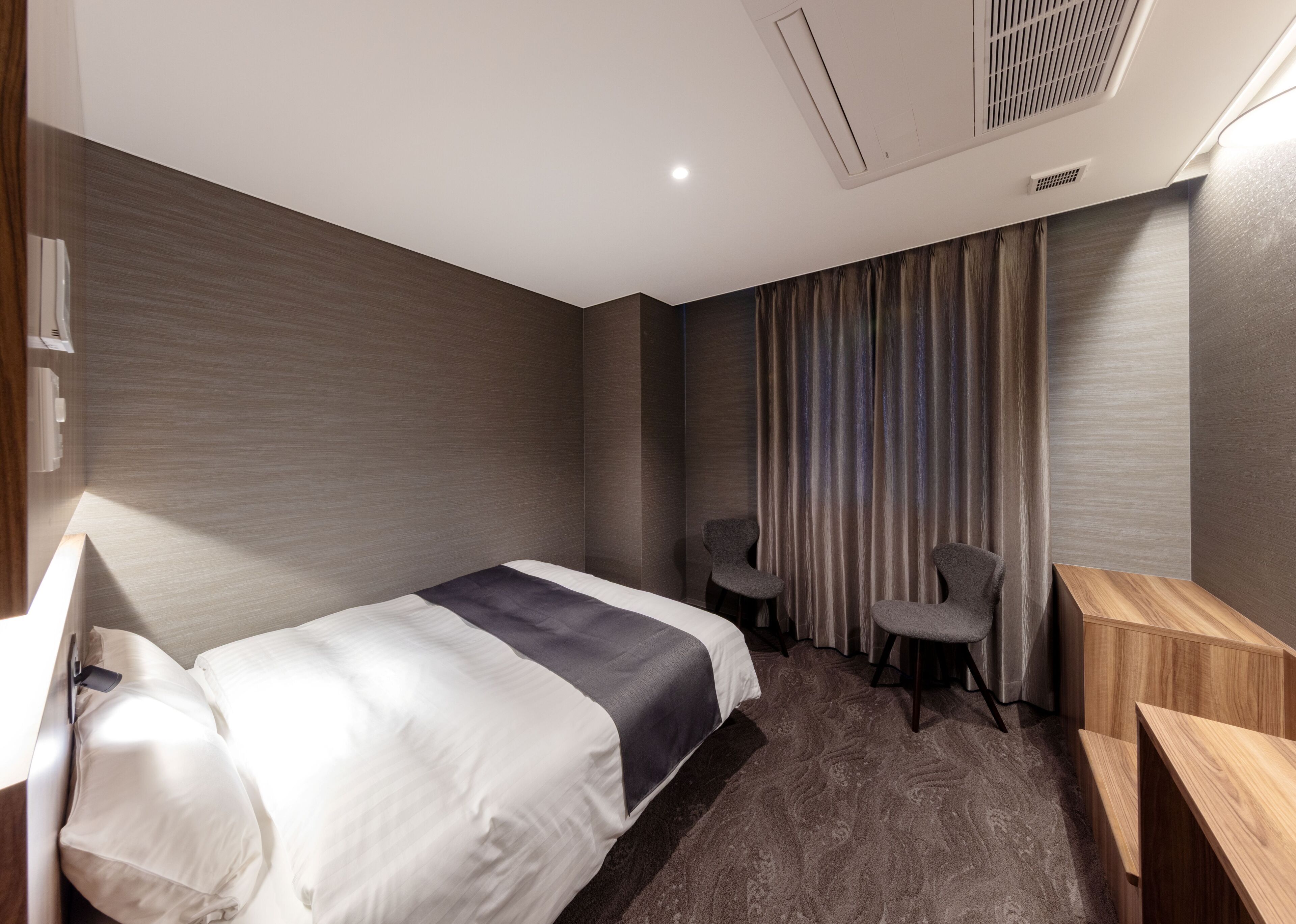 Desk, laptop workspace, iron/ironing board, free WiFi