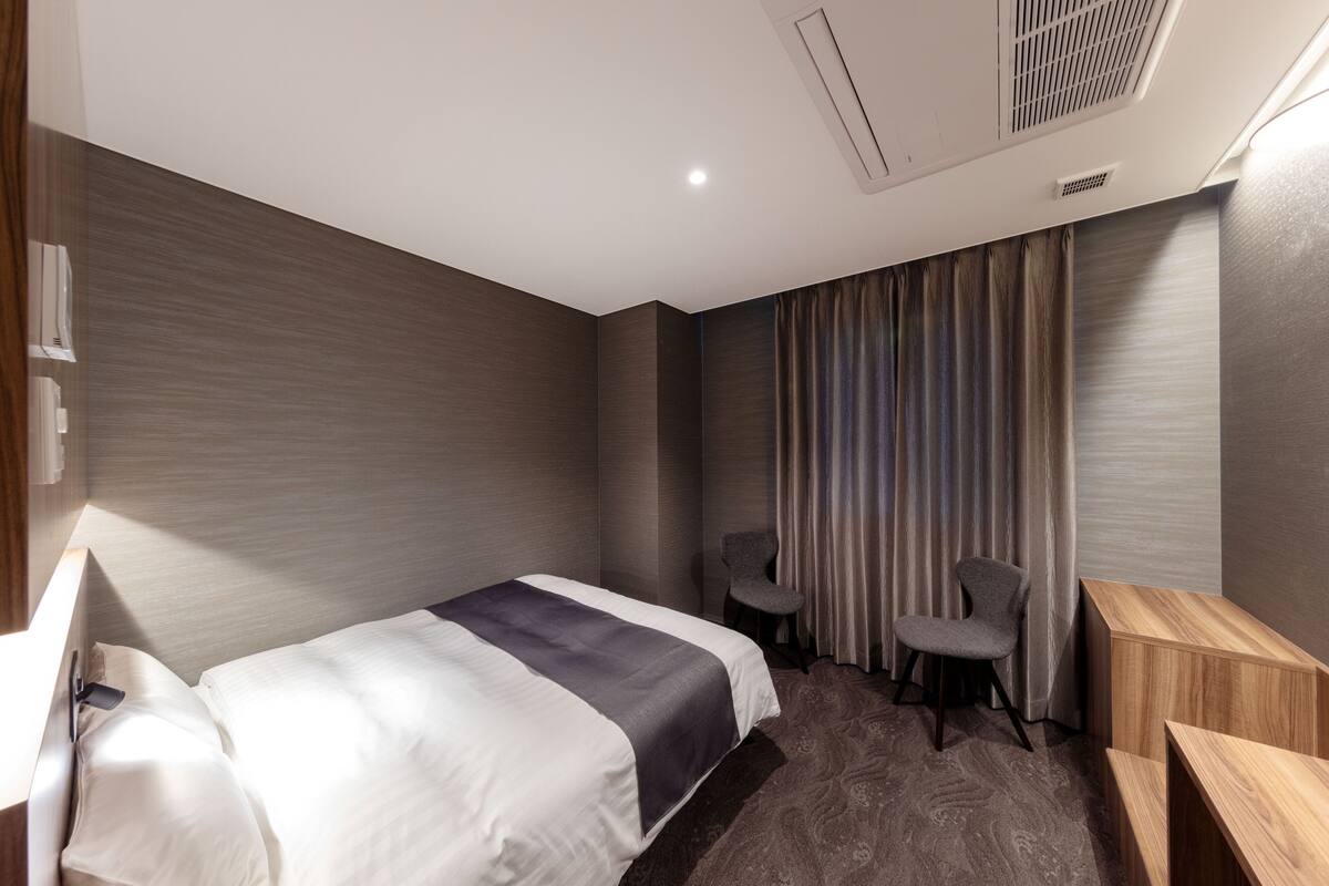 Skrivbord, arbetsyta för laptop, strykjärn/strykbräda och gratis wi-fi