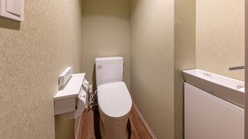 Combined shower/tub, free toiletries, hair dryer, slippers