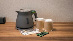 Escritorio y espacio para trabajar con laptop 