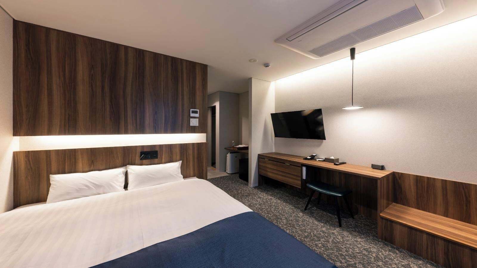 Escritorio y espacio para trabajar con laptop 