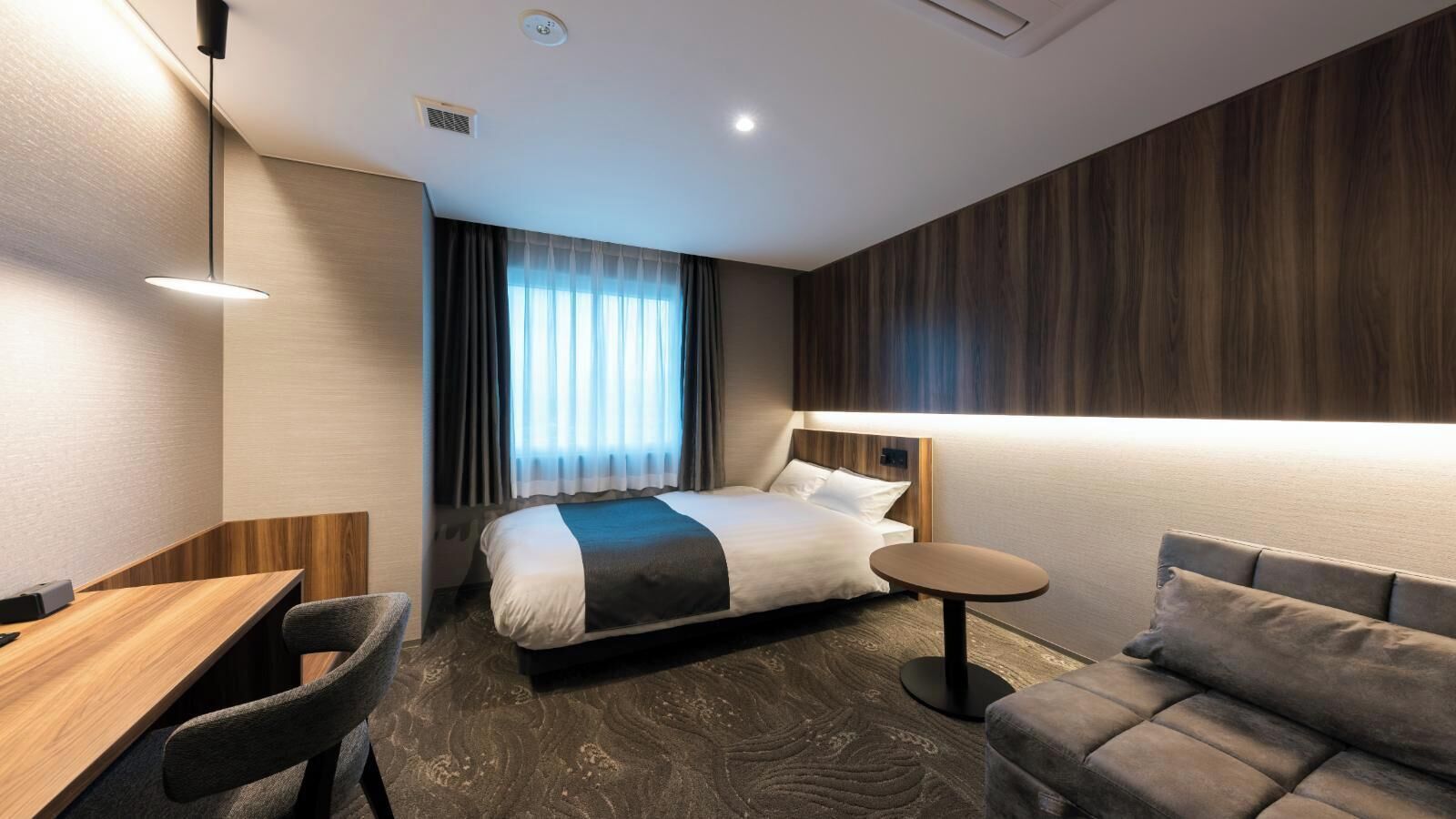 Escritorio y espacio para trabajar con laptop 