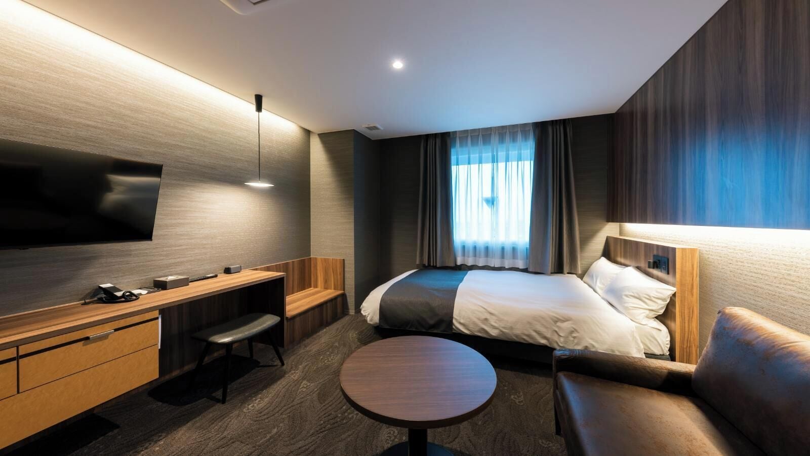 Escritorio y espacio para trabajar con laptop 