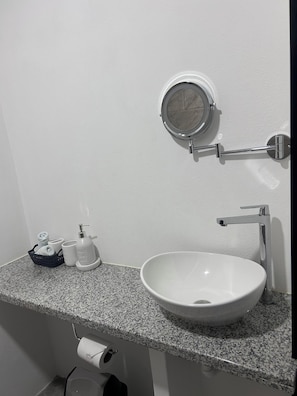 ジェットバス、タオル、石鹸、トイレットペーパー