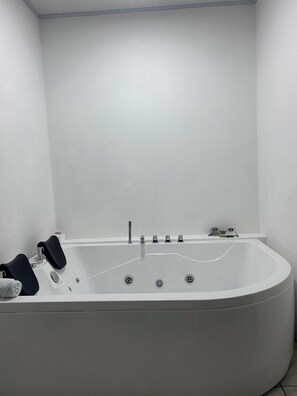 Baignoire à jets, serviettes fournies, savon, papier toilette