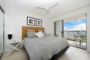 Iron/ironing board, WiFi, bed sheets - 3-bedroom spacious apartment in fabulous location South Townsville (South Townsville)