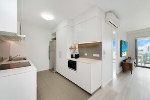 Private kitchen - 3-bedroom spacious apartment in fabulous location South Townsville (South Townsville)