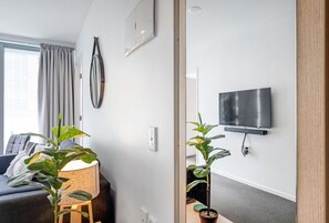 TV - Modern Cityscape Abode with Balcony near Queen St (Auckland CBD)