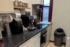 Jääkaappi, mikroaaltouuni, uuni, liesi