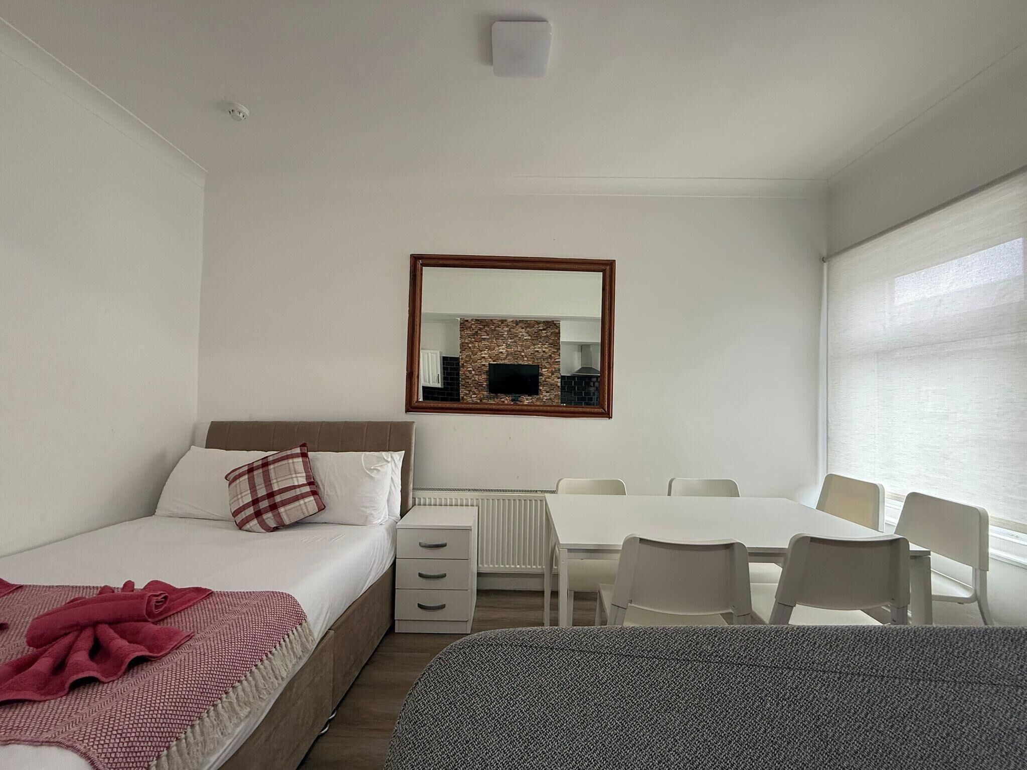 Tabla de planchar con plancha, wifi y ropa de cama 