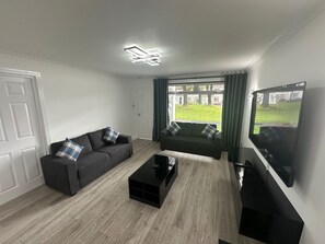 TV - Family - Garden - Parking - WiFi - Sleeps 5 (Alloa)