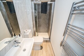 Chuveiro, toalhas de banho