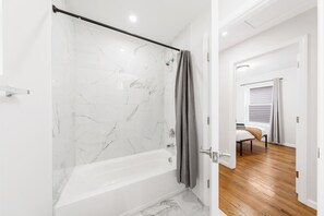 Dusche, umweltfreundliche Kosmetikartikel, Haartrockner, Handtücher