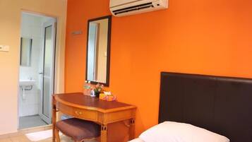 Standard Double Room | Meja, Wi-fi percuma