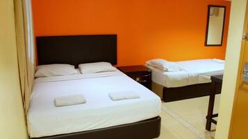 Standard Triple Room | Meja, Wi-fi percuma