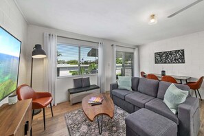 TV - Alex Heads Beachside Escape (Sunshine Coast)