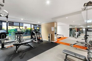 Fitness facility - CBD Apartment w/ Free Parking & Gym (Melbourne)