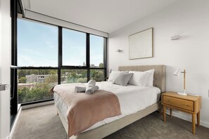 Iron/ironing board, WiFi, bed sheets - CBD Apartment w/ Free Parking & Gym (Melbourne)