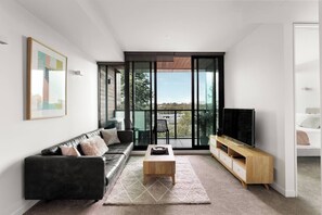 TV - CBD Apartment w/ Free Parking & Gym (Melbourne)