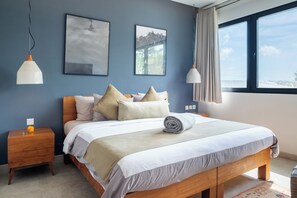 In-room safe, desk, laptop workspace, free WiFi - Wave House Surf Camp Bingin (Pecatu)