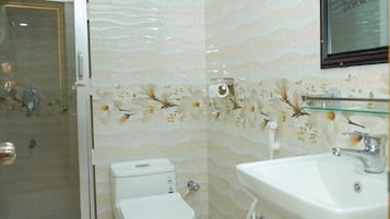 Deluxe Double Room, City View | Bathroom | Bathtub, towels