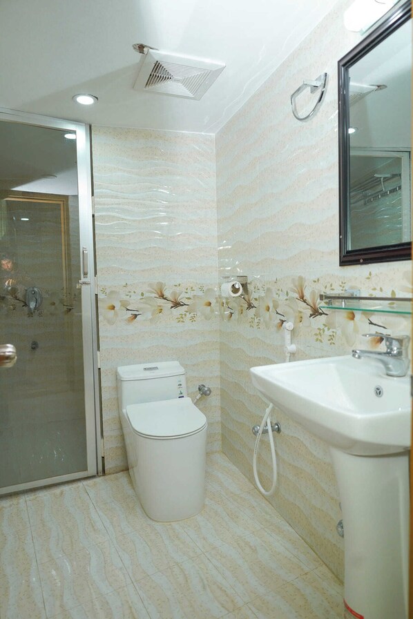 Deluxe Double Room, City View | Bathroom | Bathtub, towels - Rochas Hotel & Resort Bogura (Bogra)