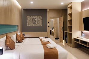 家庭三人房, 阳台, 城市景观 | 客房内保险箱、笔记本电脑工作区、遮光窗帘、熨斗/熨板