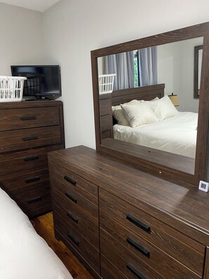 Internet, bed sheets - Tailored for months long renters, beautifully appointed home in midtown (Tallahassee)