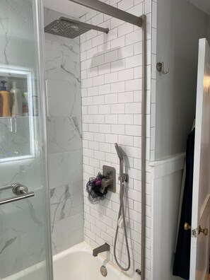 Hair dryer, towels, soap, toilet paper - Tailored for months long renters, beautifully appointed home in midtown (Tallahassee)