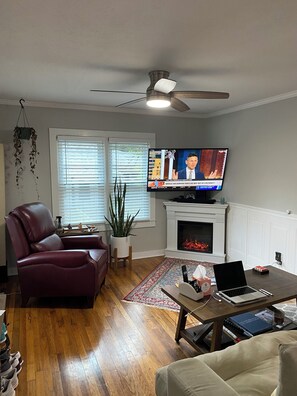 Living area - Tailored for months long renters, beautifully appointed home in midtown (Tallahassee)