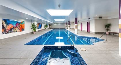 Modern 2BR Stay near Olympic Park|Pool Gym Parking