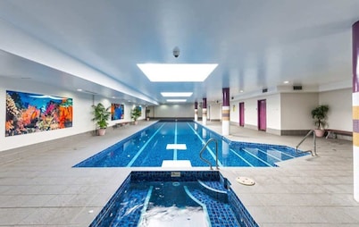 Modern 2BR Stay near Olympic Park|Pool Gym Parking