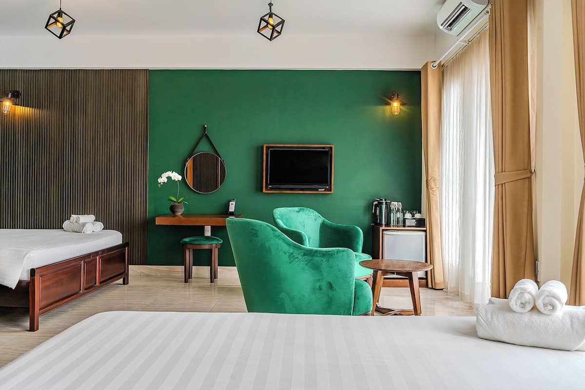 Dobbeltrom – familie, byutsikt | Minibar, skrivebord, skrivebord for bærbar PC og barnesenger (inkludert)