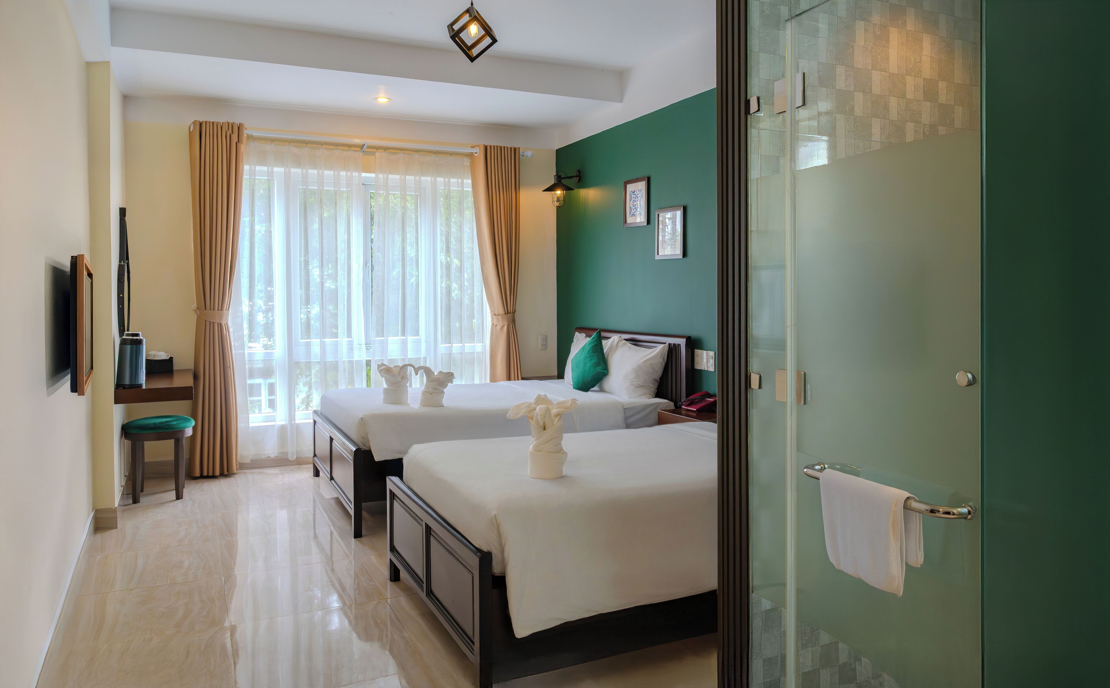 Tremannsrom – deluxe, byutsikt | Minibar, skrivebord, skrivebord for bærbar PC og barnesenger (inkludert)