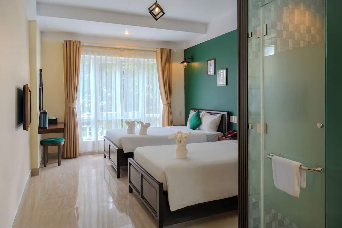 Tremannsrom – deluxe, byutsikt | Minibar, skrivebord, skrivebord for bærbar PC og barnesenger (inkludert)