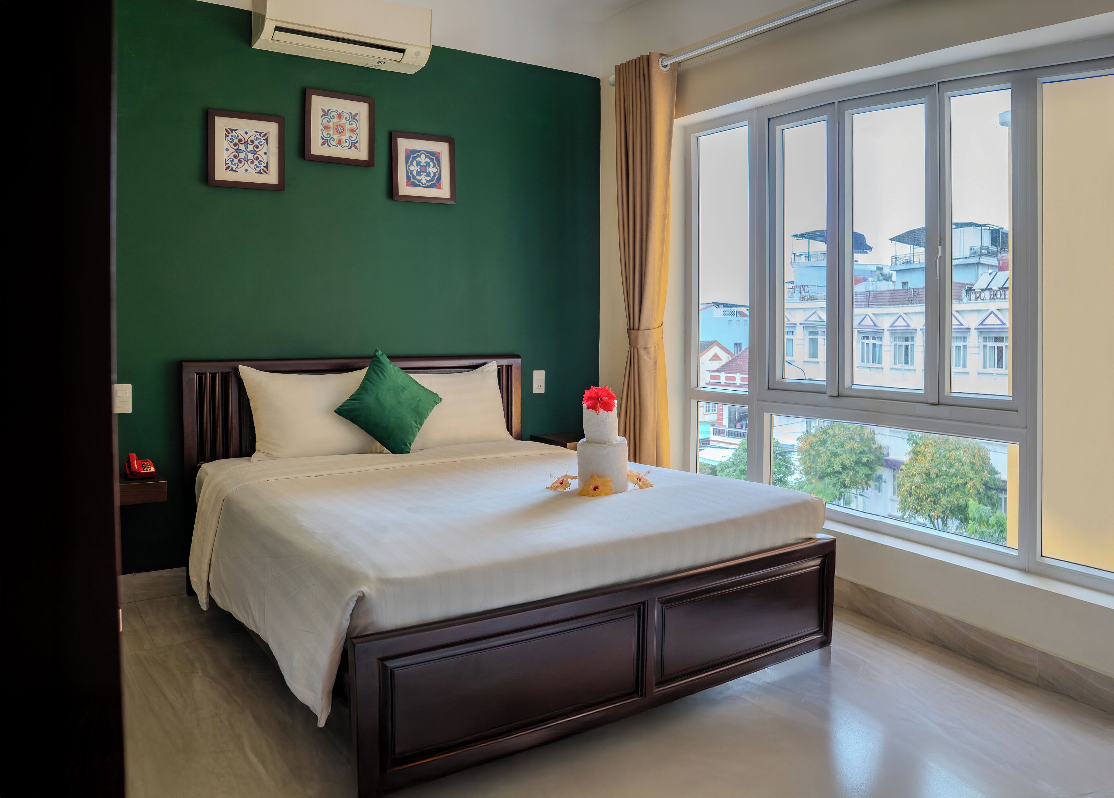 Dobbeltrom – deluxe, byutsikt | Minibar, skrivebord, skrivebord for bærbar PC og barnesenger (inkludert)